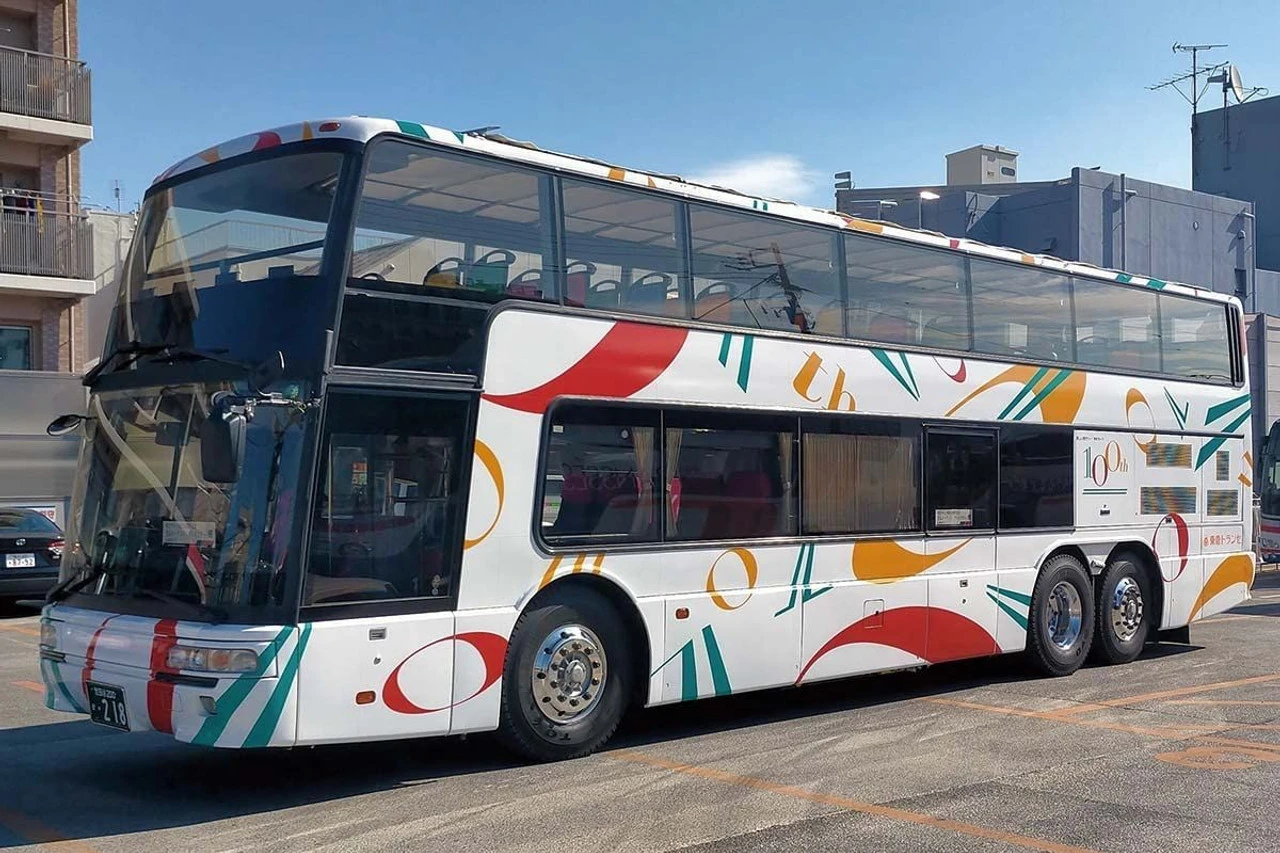 Tomytec Bus Collection Tokyu Transce Mitsubishi Fuso Aero King Open Top Bus (Tokyu Group 100th Anniversary Wrapping) (N Scale) 2 Tomytec Bus Collection Tokyu Transce Mitsubishi Fuso Aero King Open Top Bus (Tokyu Group 100th Anniversary Wrapping) (N Scale) - Image 2